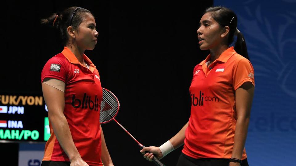 Greysia Polii (kiri) dan Nitya Krishinda Maheswari kalah dari ganda China di Australian Open 2016. - INDOSPORT